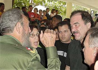 Oliver Stone, a la derecha, conversa con Fidel Castro en febrero de 2002 en La Habana.