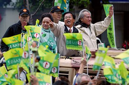El presidente de Taiwan, Chen Shui Bian (con corbata), saluda a su seguidores en un mitin, ayer en Taipei .
