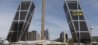 Puerta Europa o Torres Kío, vista desde la Plaza de Castilla