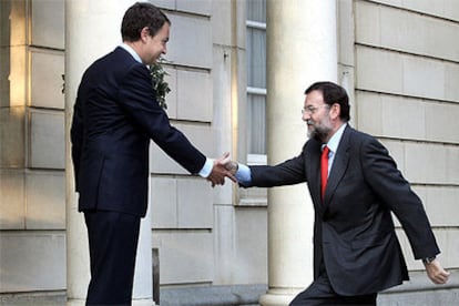 Zapatero recibe a Rajoy en el palacio de La Moncloa el pasado 14 de enero.