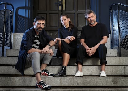 Los actores Israel Elejalde e Irene Escolar con Pascal Rambert, autor y  director de la obra de teatro 'Finlandia', en el Teatro de la Abadia. 