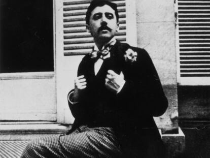 El escritor Marcel Proust sentado junto a una ventana, en una imagen datada en 1910.
