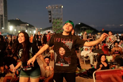 Asistentes al concierto en la playa.