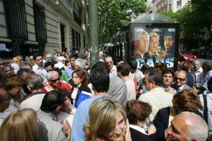 Afectados por la presunta estafa filatélica permanecían ayer ante la sede de Afinsa en Madrid.