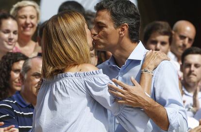 Pedro Sánchez con la candidata a lehendakari, Idoia Mendia, ayer en San Sebastián.