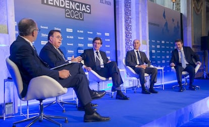 Desde la izquierda: Miguel Jiménez, subdirector de EL PAÍS; Antonio Llardén, presidente de Enagás; José I. Goirigolzarri, presidente de Bankia; Rafael del Pino, presidente de Ferrovial; y Josu Jon Imaz, consejero delegado de Repsol