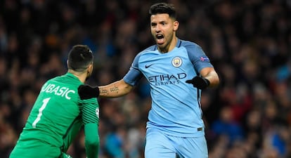 Agüero marcou dois gols na virada do City.