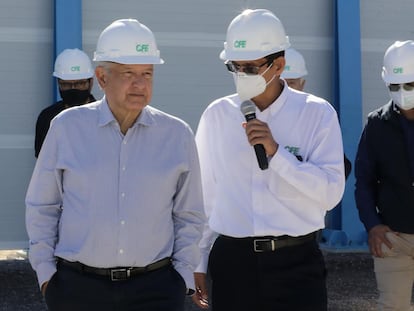 AMLO en unas instalaciones de la CFE