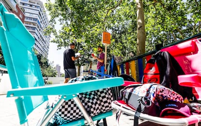 Backpacks and plastic chairs to withstand the wait. 