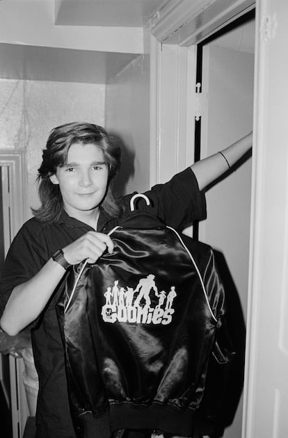 Corey Feldman posa con una cazadora con el logo de 'Los Goonies'.