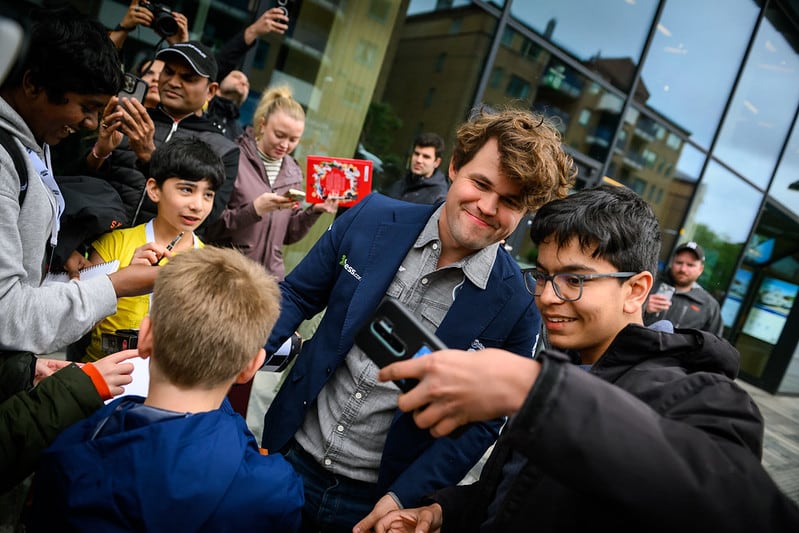 Carlsen atiende a unos admiradores este viernes en Stavanger (Noruega) poco después de ganar el torneo Norway Chess