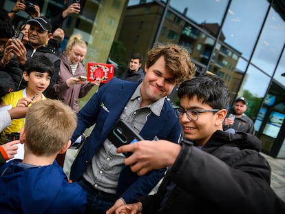 Carlsen atiende a unos admiradores este viernes en Stavanger (Noruega) poco después de ganar el torneo Norway Chess