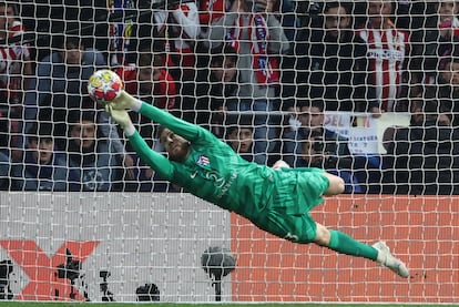 Jan Oblak detiene el segundo penalti durante la tanda de lanzamientos, en el partido de octavos entre el Atlético de Madrid y el Inter de Milán.