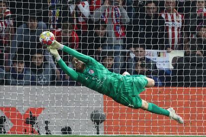 Jan Oblak detiene el segundo penalti durante la tanda de lanzamientos, en el partido de octavos entre el Atlético de Madrid y el Inter de Milán.