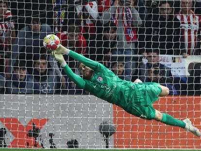 Jan Oblak detiene el segundo penalti durante la tanda de lanzamientos, en el partido de octavos entre el Atlético de Madrid y el Inter de Milán.