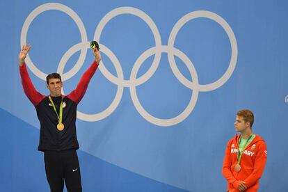Michael Phelps posa con su medalla de oro de los 200 mariposa.
