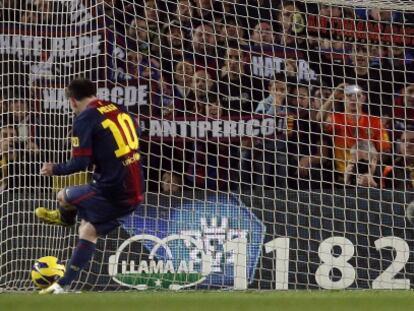 Messi bate desde el punto de penalti a Casilla.