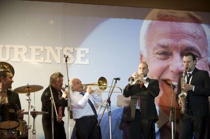 Jos&eacute; Luis Baltar (en el centro, con camisa blanca) toca el tromb&oacute;n en el acto final de su fiesta de despedida.