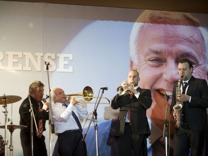 Jos&eacute; Luis Baltar (en el centro, con camisa blanca) toca el tromb&oacute;n en el acto final de su fiesta de despedida.