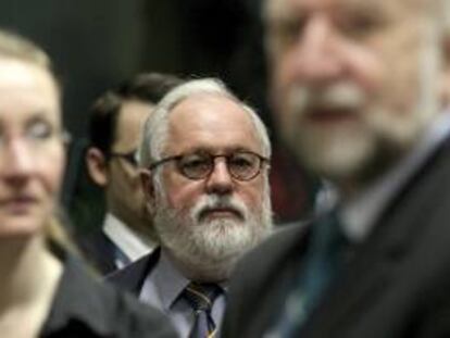 El ministro español de Agricultura y Pesca, Miguel Arias Cañete (c), asiste a la reunión del Consejo de Ministros de Agricultura y Pesca de la UE en Bruselas (Bélgica) hoy, martes 19 de marzo de 2013.