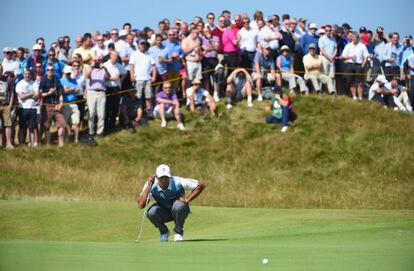 Numerosos aficionados observan a Tiger Woods en el hoyo 9.