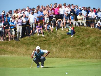 Numerosos aficionados observan a Tiger Woods en el hoyo 9.