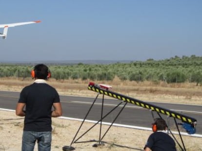 Trabajadores de Atlas observan el despegue del primer vuelo fuera de vista con aviones no tripulados en Espa&ntilde;a, efectuado este mi&eacute;rcoles en Villacarrillo (Ja&eacute;n).