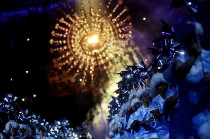 Artistas actúan durante la ceremonia de clausura en el Estadio Maracaná.  