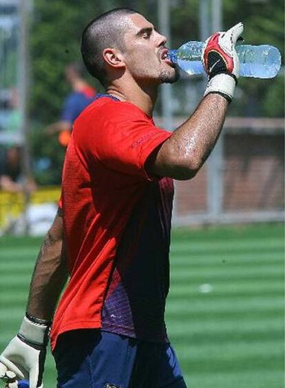 Víctor Valdés, en un entrenamiento del Barcelona