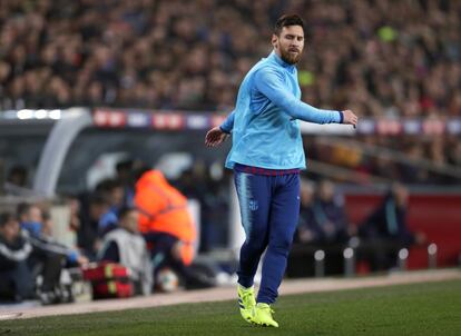 El jugador argentino del Barcelona, Lionel Messi, calienta tras el descanso.