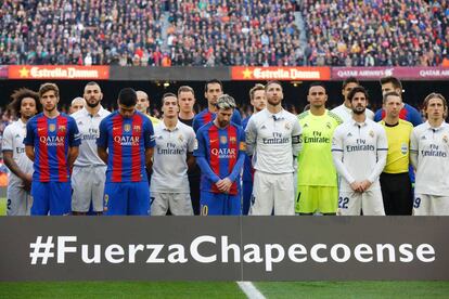 Los jugadores del FC Barcelona y Real Madrid, durante el minuto de silencio por las víctimas del equipo Chapecoense al inicio del partido.