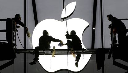Los trabajadores ultiman los trabajos de un nuevo establecimiento de Apple en China.