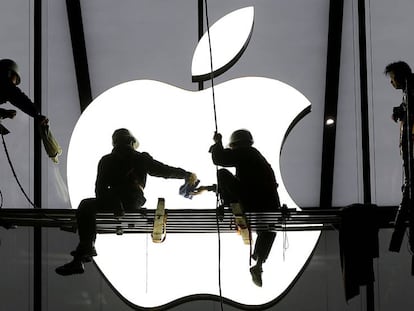 Los trabajadores ultiman los trabajos de un nuevo establecimiento de Apple en China.