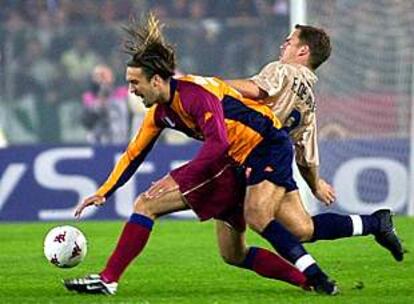 Frank de Boer y Batistuta luchan por un balón.