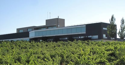 La bodega de la familia Tirado fue construida en 2004 y las 200 hectáreas donde cultiva la uva son de su propiedad. Además, cuenta con unas de las mejores yeguadas de España.