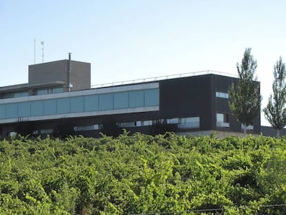 La bodega de la familia Tirado fue construida en 2004 y las 200 hectáreas donde cultiva la uva son de su propiedad. Además, cuenta con unas de las mejores yeguadas de España.