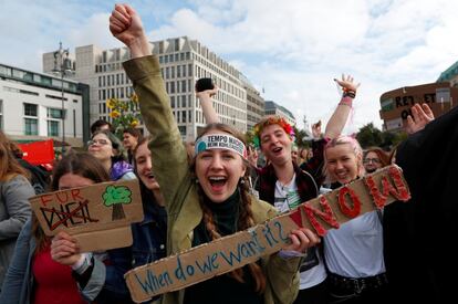 Jóvenes durante la manifestación este viernes, en Berlín (Alemania).
