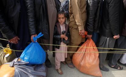 En la imagen, un niño afgano espera en una cola para cruzar a su país de origen en el puesto fronterizo de Torkham, Pakistán.