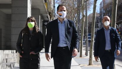 Ignacio Aguado (centro), a su llegada a la sede de Ciudadanos en Madrid este lunes.