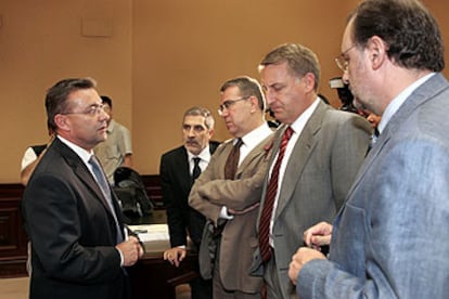 Paulino Rivero, presidente de la comisión (a la izquierda), dialoga con Gaspar Llamazares (IU) y los representantes del PSOE Ángel Martínez Sanjuán, Juan Luis Rascón y Álvaro Cuesta.