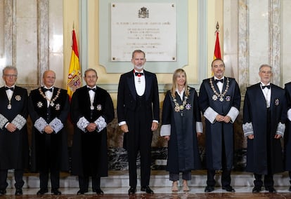 Felipe VI e Isabel Perelló posan con la Sala de Gobierno del Supremo en el acto de apertura del año judicial, en septiembre de 2024.