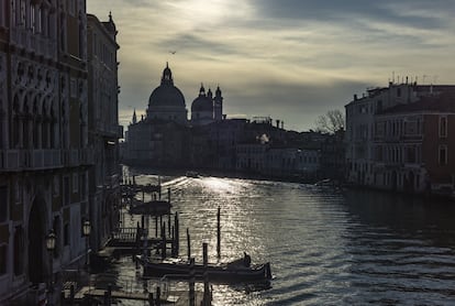 Vista del templo de la Salute desde el puente de la Academia.