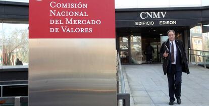 Entrada en la sede de la CNMV en Madrid.