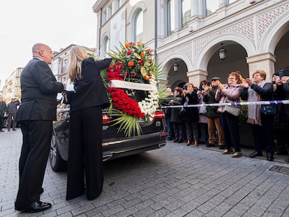 El coche fúnebre que transporta los restos mortales de Concha Velasco a su llegada a las inmediaciones de la Catedral de Valladolid este domingo.