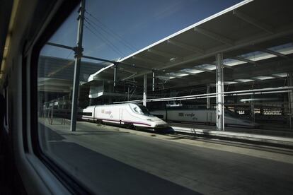 Varios trenes AVE en los andenes de la Estación de Atocha.