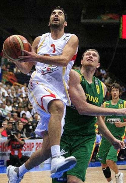 El base Juan Carlos Navarro, uno de los mejores jugadores españoles en el encuentro, entra a canasta.