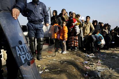 Los refugiados se alinean mientras espera para cruzar la frontera de Grecia con Macedonia. cerca de la aldea de Idomeni.