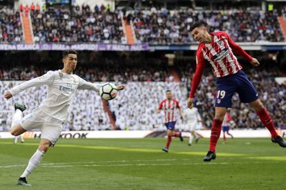 Ronaldo lanza a la portería de Oblack marcando el primer gol del partido.