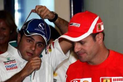 Barrichello, junto a su compatriota Felipe Massa, que le sustituirá en Ferrari el próximo año.
