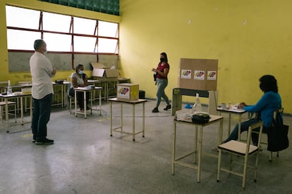 Una mujer vota en un centro electoral al noreste de Caracas, Venezuela, el 21 de noviembre de 2021.